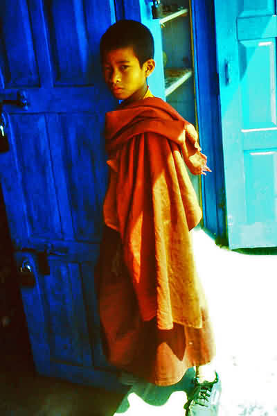 Junger Klosterschler in Kathmandu
